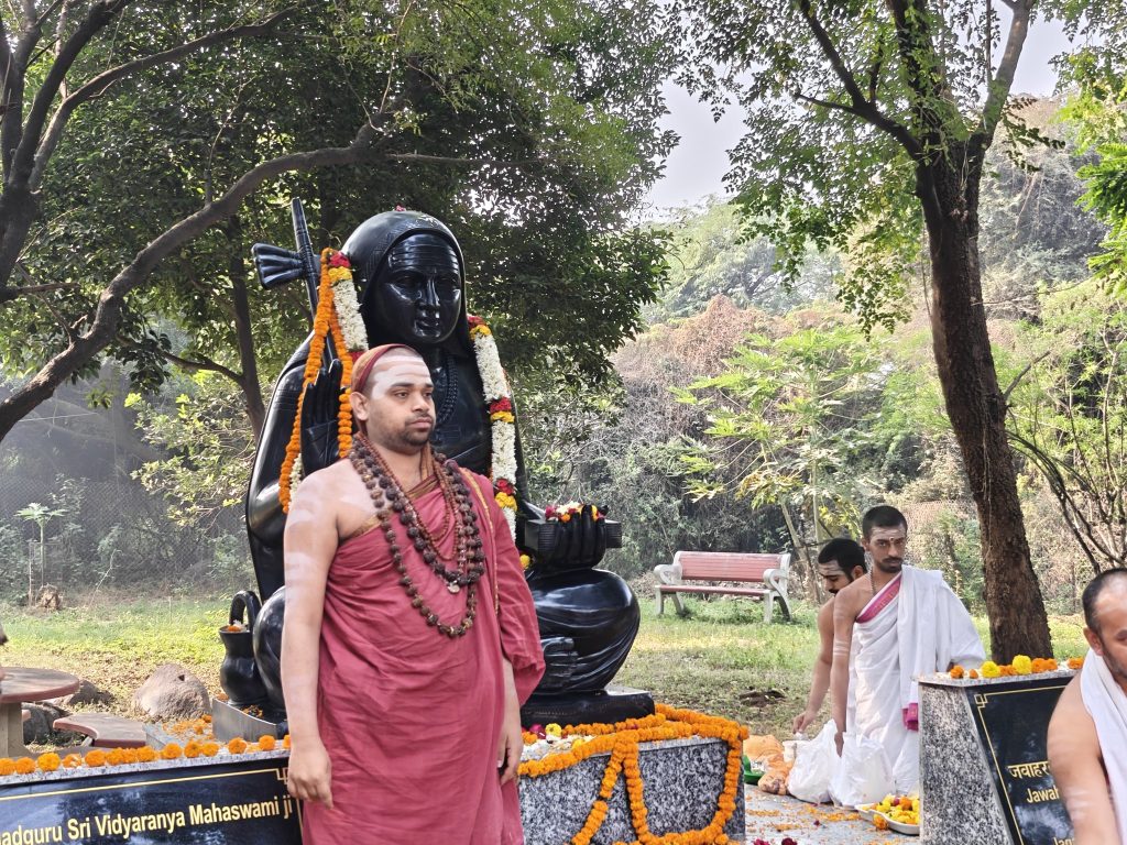 Shankaracharya Visits JNU, Pays Tribute at Vidyaranya Statue and Delivers Vedanta Lecture 6 98348
