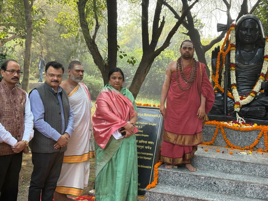 Shankaracharya Visits JNU, Pays Tribute at Vidyaranya Statue and Delivers Vedanta Lecture 3 98350